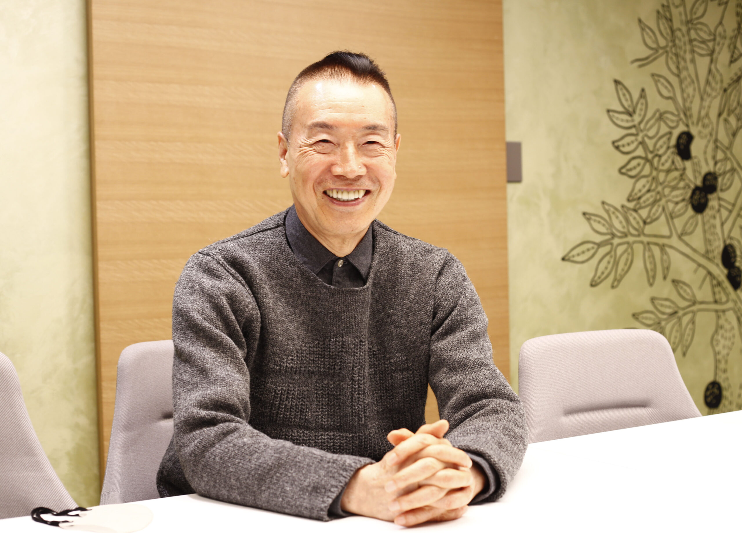 殺風景な部屋を一輪の花が変えたから。