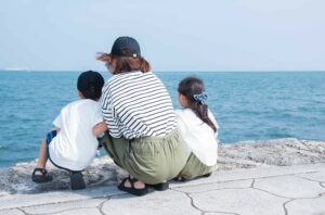 海を見つめる家族